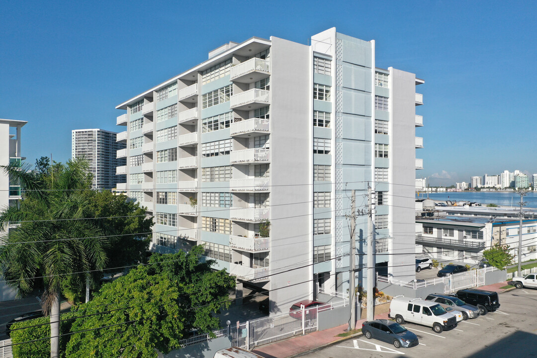 Villa Bay Vista in Miami Beach, FL - Building Photo