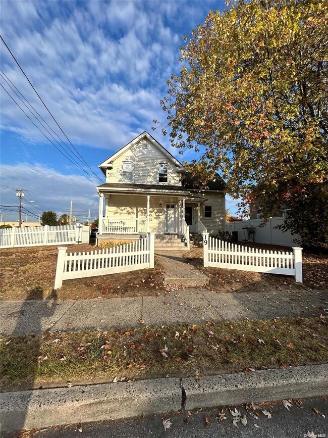 19 S Union St in Bay Shore, NY - Building Photo - Building Photo