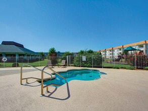 The Abbey Apartments in Springfield, MO - Foto de edificio - Building Photo