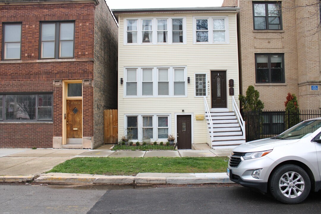 4202 N Sacramento Ave-Unit -2 in Chicago, IL - Building Photo