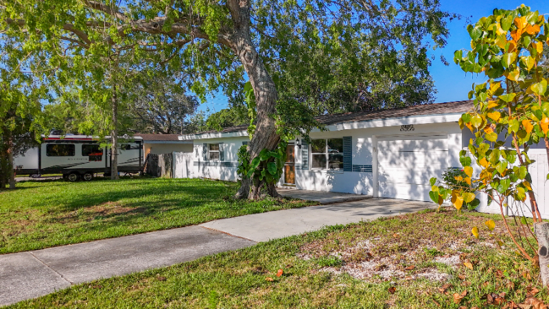 1590 Havana Dr in Clearwater, FL - Building Photo