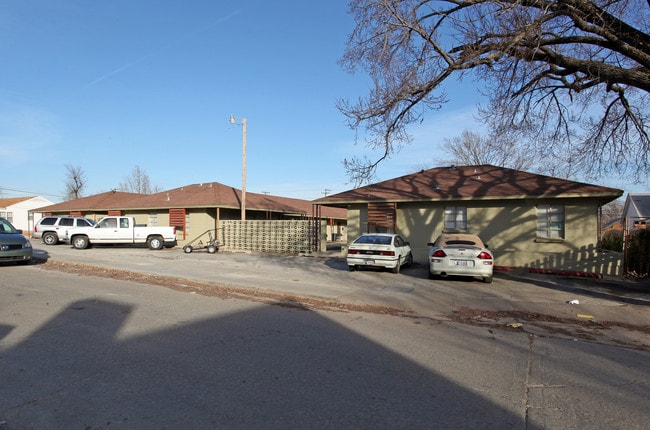 Gary Court in Tulsa, OK - Foto de edificio - Building Photo