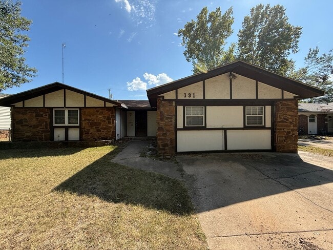 property at 131 W Chestnut Pl