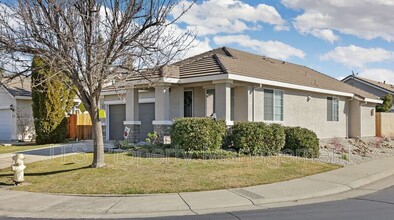 2326 Canary Dr in Rocklin, CA - Foto de edificio - Building Photo