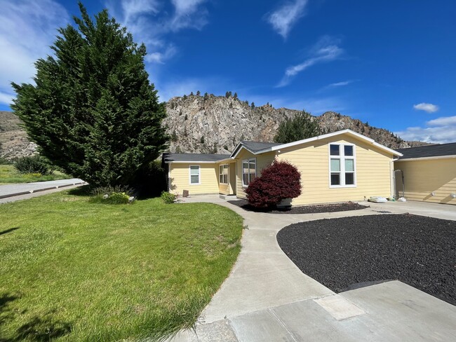 14902 Golden Delicious St in Entiat, WA - Foto de edificio - Building Photo