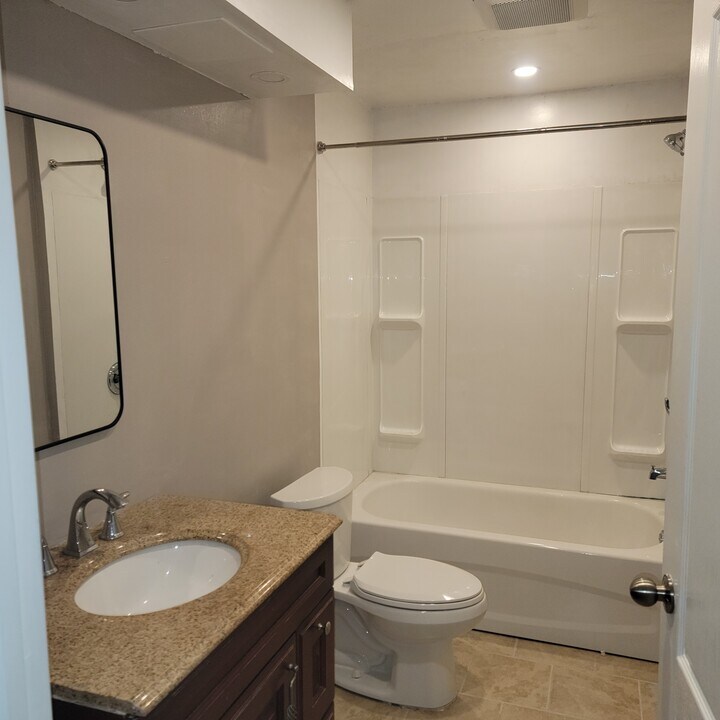 1811 Kingsdale Av in Ottawa, ON - Building Photo