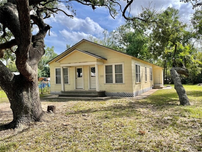 813 Nursery St in Clute, TX - Building Photo - Building Photo