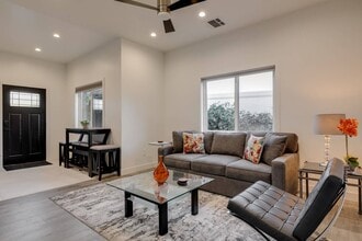17556 Chase St, Unit 1 in Northridge, CA - Foto de edificio - Building Photo