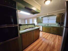 701 Grigsby Ave in Port Neches, TX - Building Photo