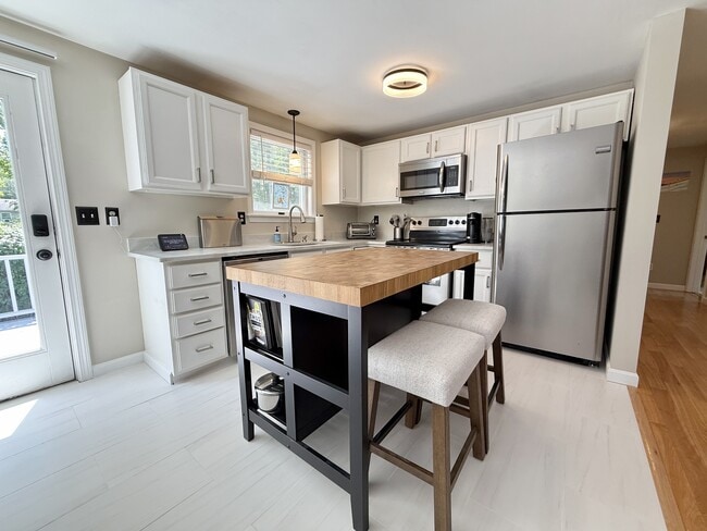 49 Buttonwood Rd in South Berwick, ME - Foto de edificio - Building Photo