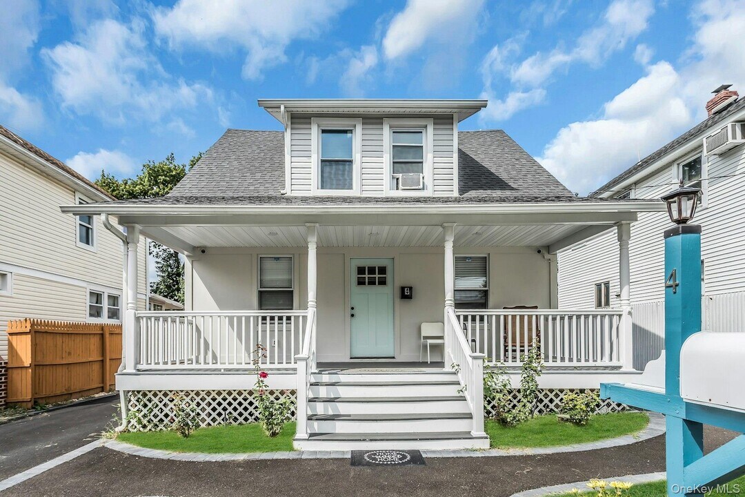 4 W 11th St in Huntington Station, NY - Building Photo