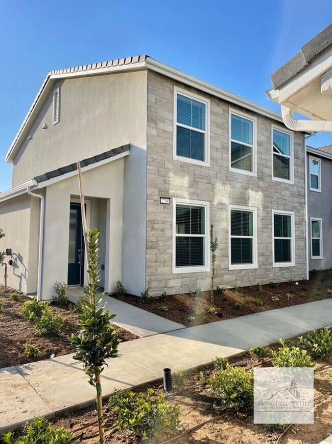 property at 2710 E Tamarind Dr