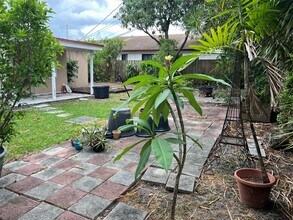 472 NW 51st Ave in Miami, FL - Building Photo - Building Photo