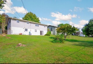 8912 Bayview Dr in Chattanooga, TN - Foto de edificio - Building Photo