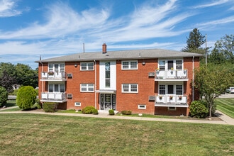 Buckingham Court Gardens in Nanuet, NY - Foto de edificio - Building Photo