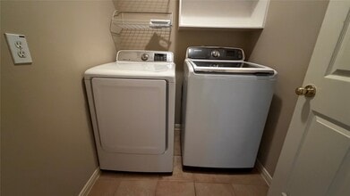 4810 Bonny Loch Ln in Houston, TX - Foto de edificio - Building Photo