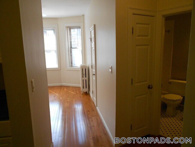 33 Edgerly Rd in Boston, MA - Foto de edificio - Building Photo