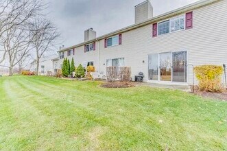 124 Polaris Dr in Lake In The Hills, IL - Foto de edificio - Building Photo