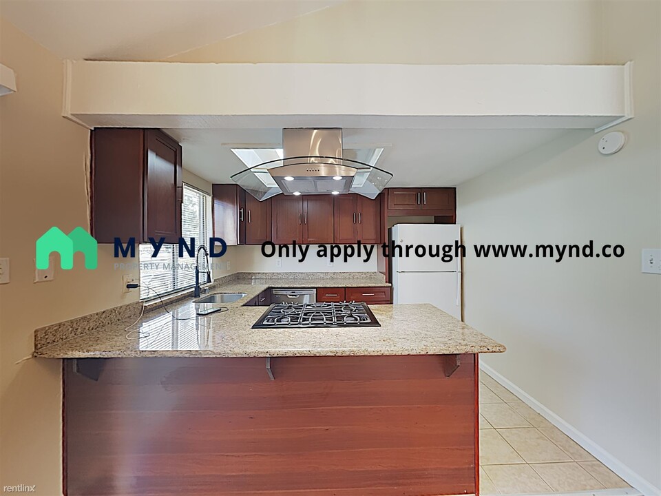 1326 Oak Terrace Ct-Unit -Apt 18 in Sacramento, CA - Foto de edificio