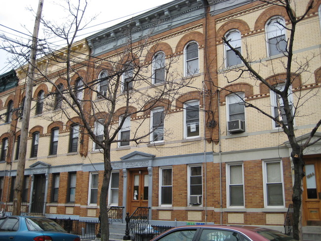 18-26 Madison St in Flushing, NY - Foto de edificio - Building Photo