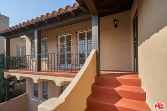 1213 Stearns Dr in Los Angeles, CA - Building Photo - Building Photo