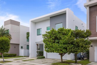 10445 NW 68th Terrace in Doral, FL - Foto de edificio - Building Photo