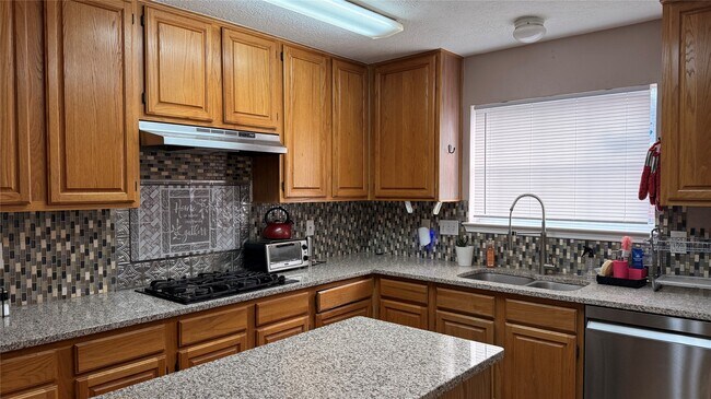 10310 Hedge Way Dr in Houston, TX - Building Photo - Building Photo