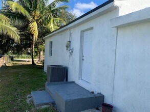 2424 NW 44th St in Miami, FL - Building Photo - Building Photo