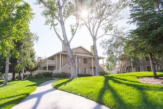 Amador Lakes Apartments in Dublin, CA - Foto de edificio - Building Photo