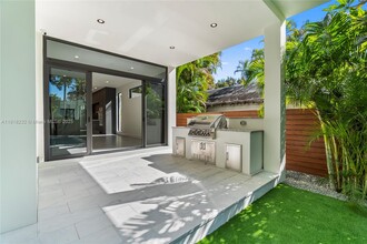 3026 Aviation Ave in Miami, FL - Building Photo - Building Photo