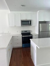 2250 SW 21st St in Miami, FL - Building Photo - Building Photo
