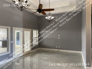 2509 Oak View Ct in Bakersfield, CA - Building Photo - Building Photo