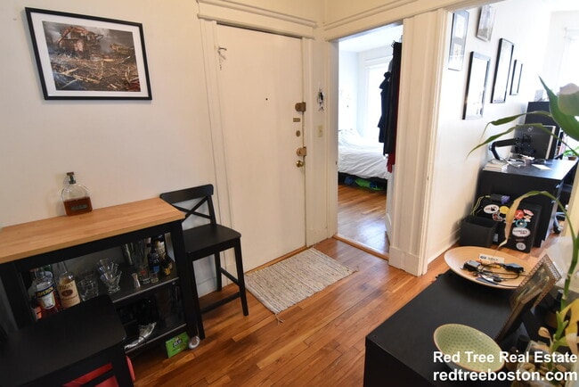 15 Colborne Rd, Unit 16 in Boston, MA - Foto de edificio - Building Photo