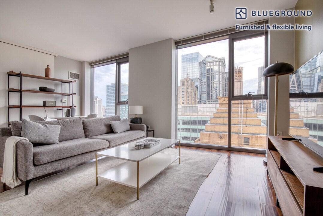 210 N Wells St in Chicago, IL - Building Photo