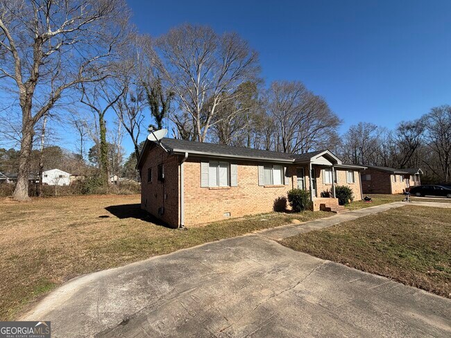 824 Jesters Lake Dr in Jonesboro, GA - Building Photo - Building Photo