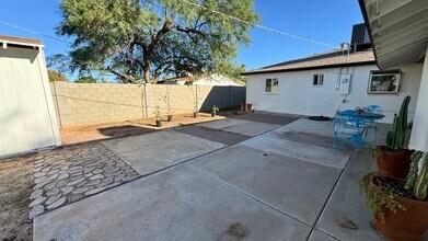 222 E Southgate Ave in Phoenix, AZ - Foto de edificio - Building Photo