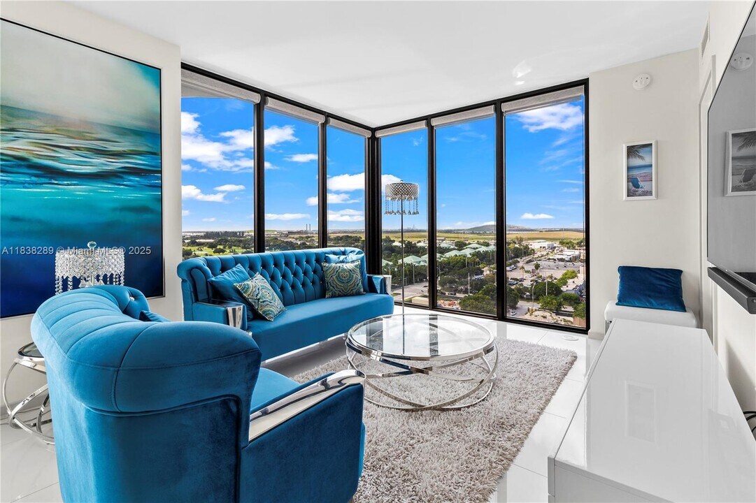 5300 Paseo Blvd in Doral, FL - Building Photo