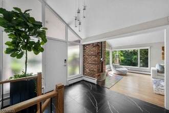 11 Stevenson Ln in Upper Saddle River, NJ - Building Photo - Building Photo