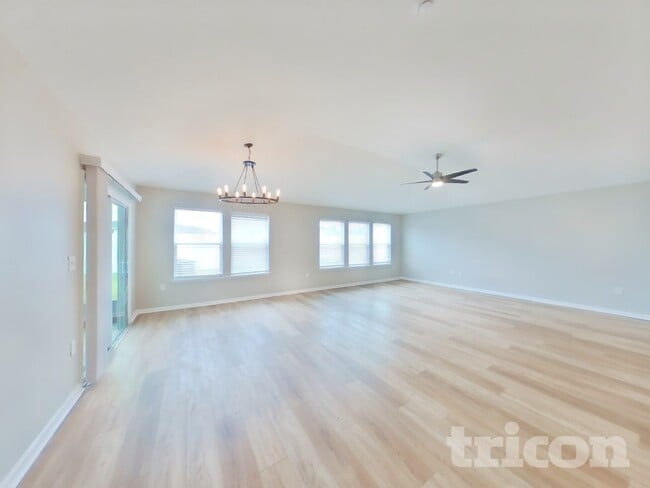 11430 Tiburon Dr in Jacksonville, FL - Foto de edificio - Building Photo