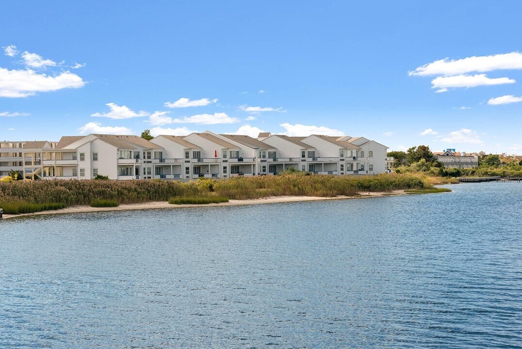 250 Dune Rd in Westhampton Beach, NY - Building Photo