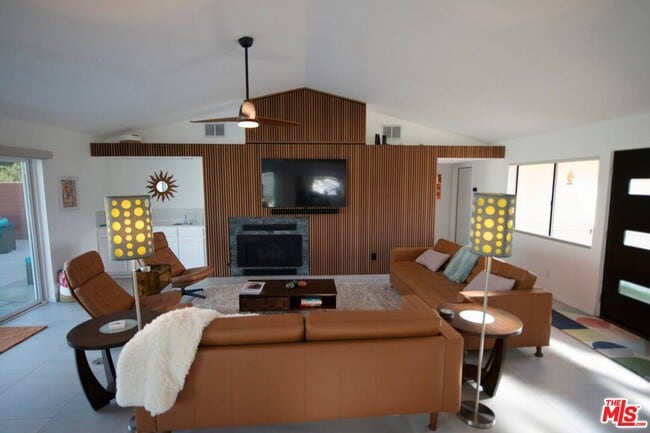 300 W Pico Rd in Palm Springs, CA - Building Photo - Building Photo