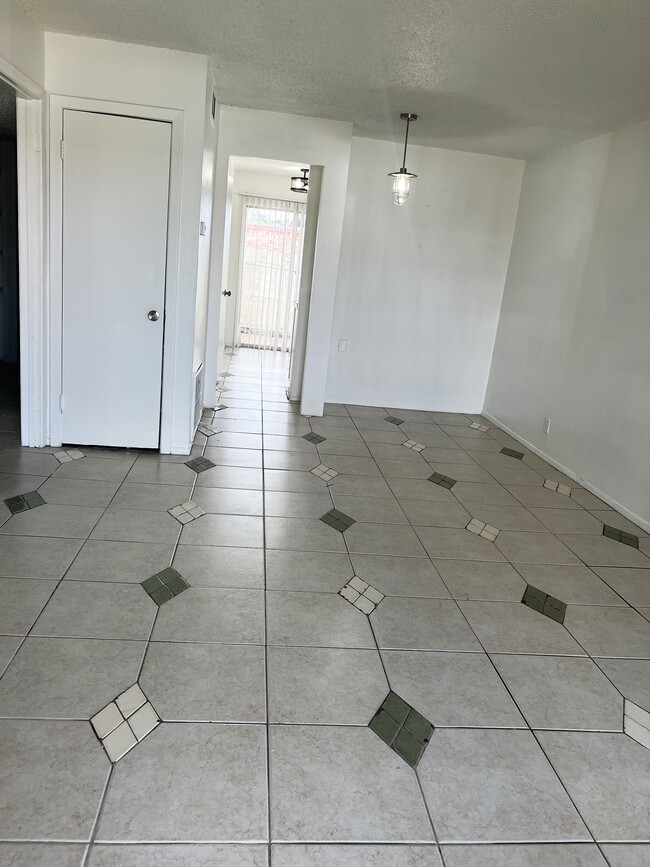 1220 Shadowdale Dr in Houston, TX - Building Photo - Building Photo