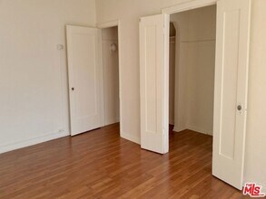 329 S Manhattan Pl in Los Angeles, CA - Building Photo - Building Photo