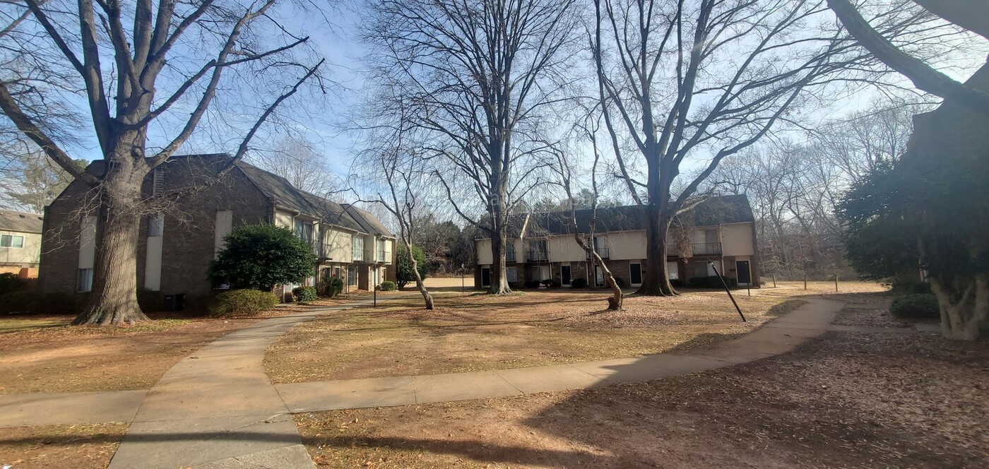 1441 Brookwood Dr in Winston-Salem, NC - Building Photo