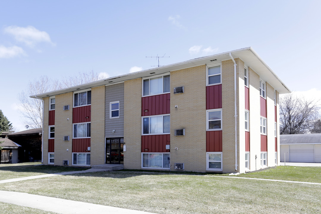 Skaff Apartments in Moorhead, MN - Building Photo