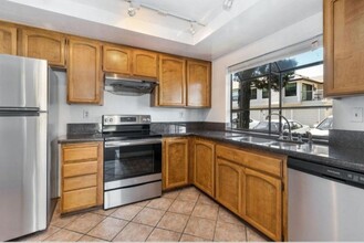1413 Via Vista in San Mateo, CA - Building Photo - Building Photo