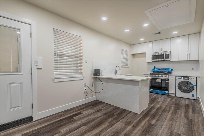 6003 De Moss Dr photo'