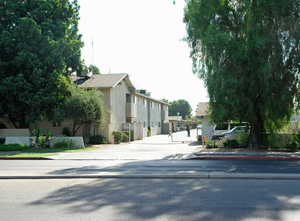 Las Flores Apartments in Fresno, CA - Building Photo