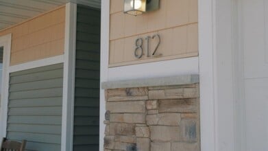 812 Parkside Ln in Charles City, IA - Building Photo - Building Photo