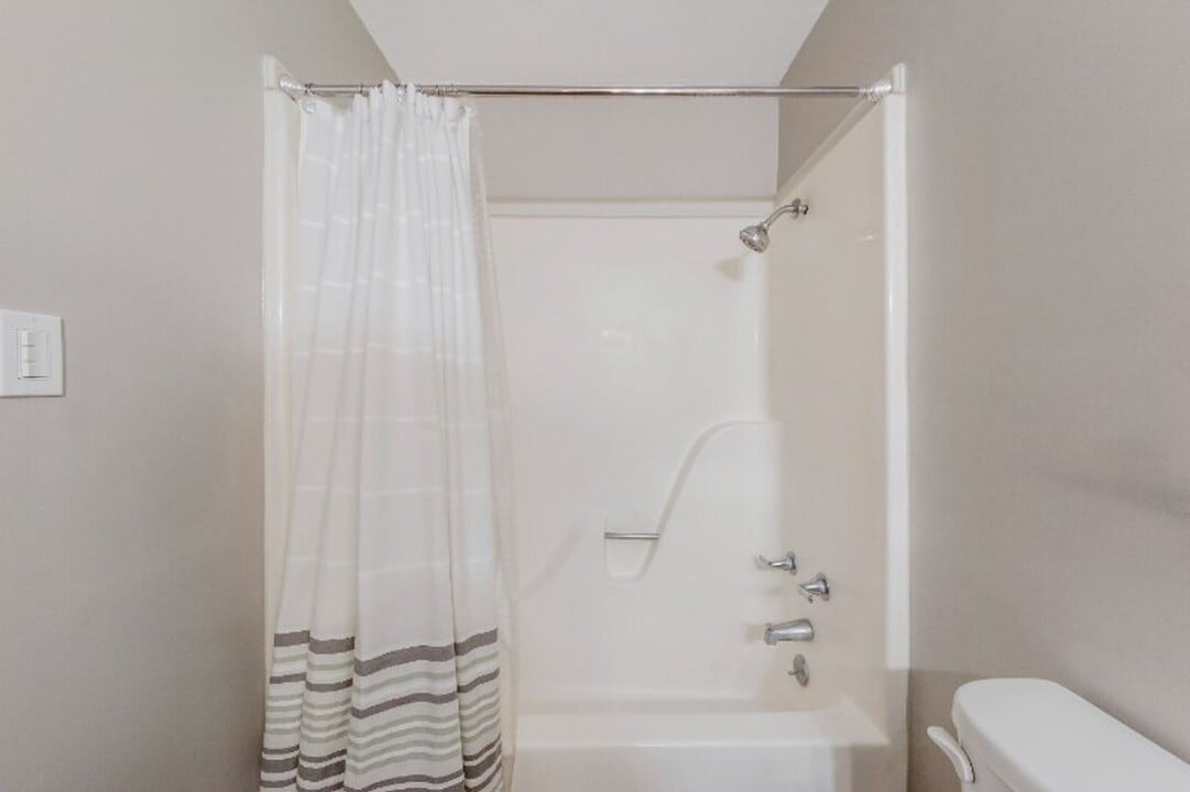 130 Huggins Rd in Lafayette, LA - Building Photo